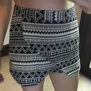 SOLD✌🏼
Black & White Triangle Pattern Shorts